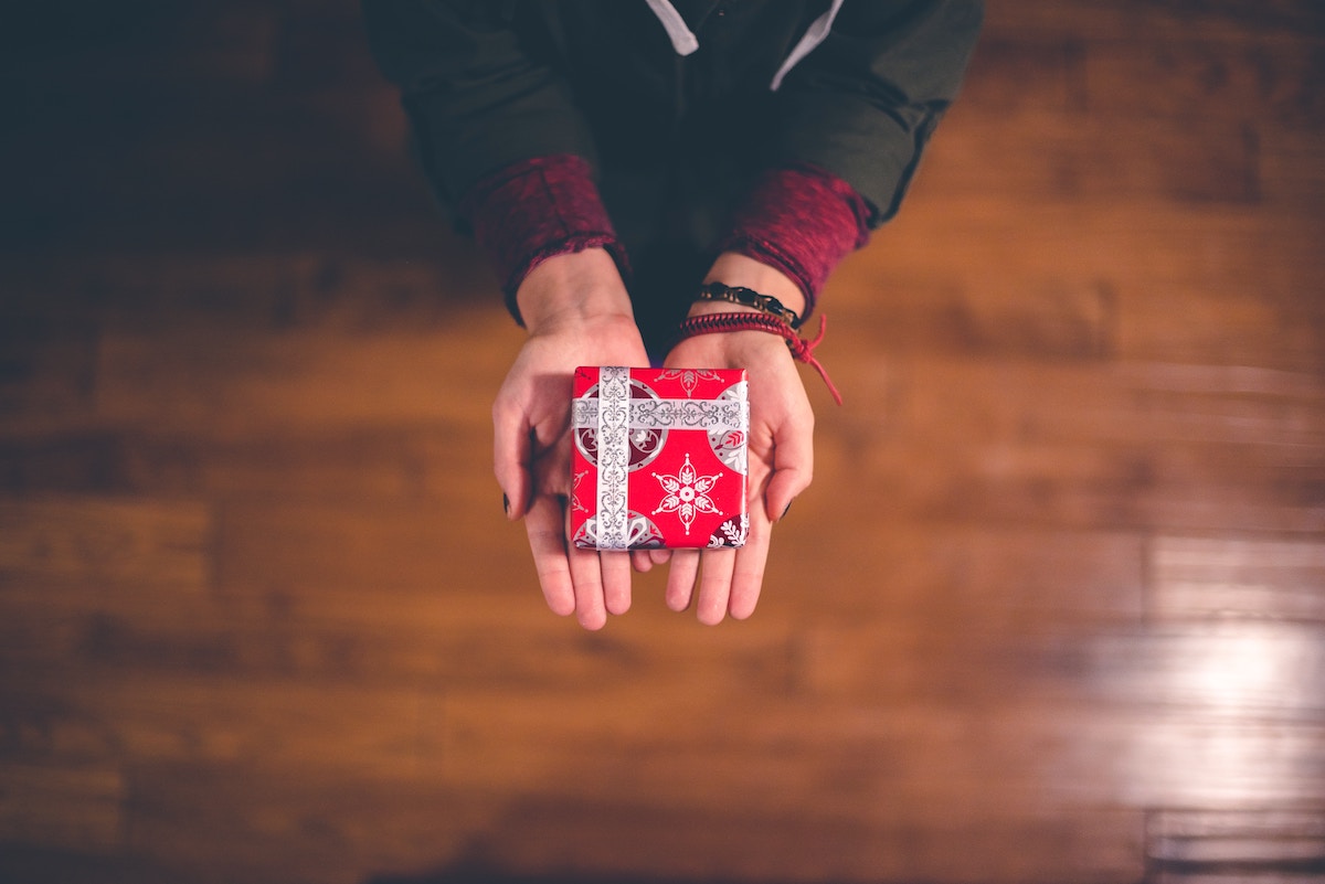 giving-hands-box